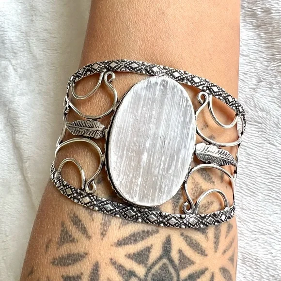 Selenite Crystal Charging “Unicorn Horn” Wand - Picture 12 of 12